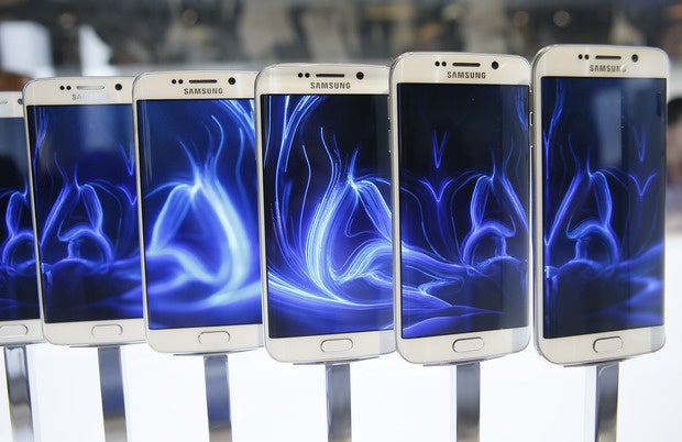На этой неделе Samsung и ряд его партнеров-операторов беспроводной связи в США объявили о ценах и доступности для своих двух последних смартфонов, Galaxy S 6 и GS6 edge